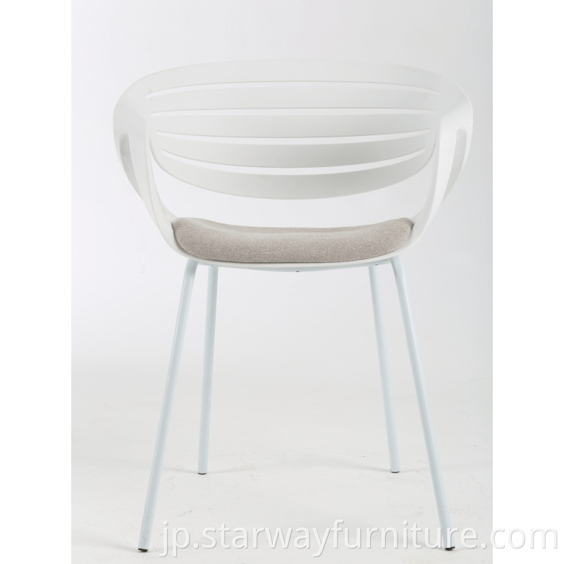 レストランのための金属製の脚が付いているオリジナルのモダンな白いPPのプラスチックシェルの食事の椅子